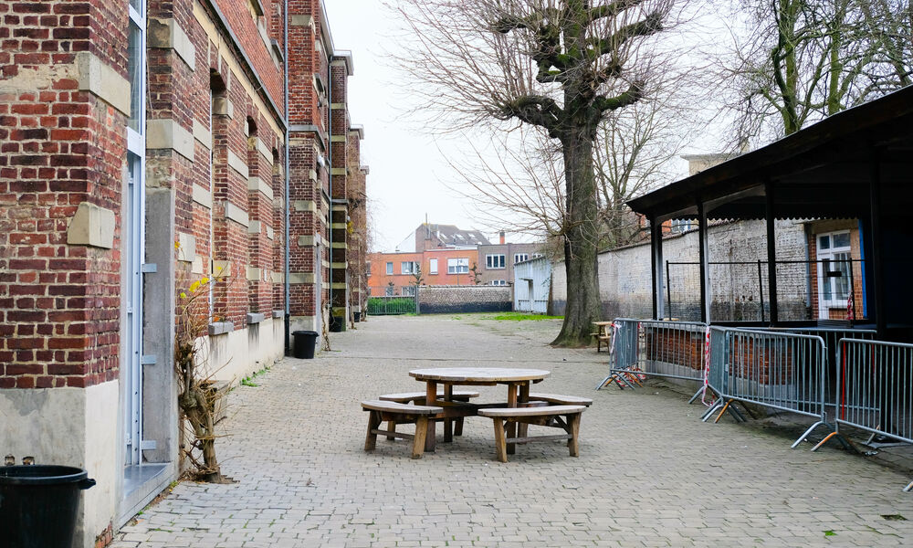 Vue sur la cour de récréation de l’école 