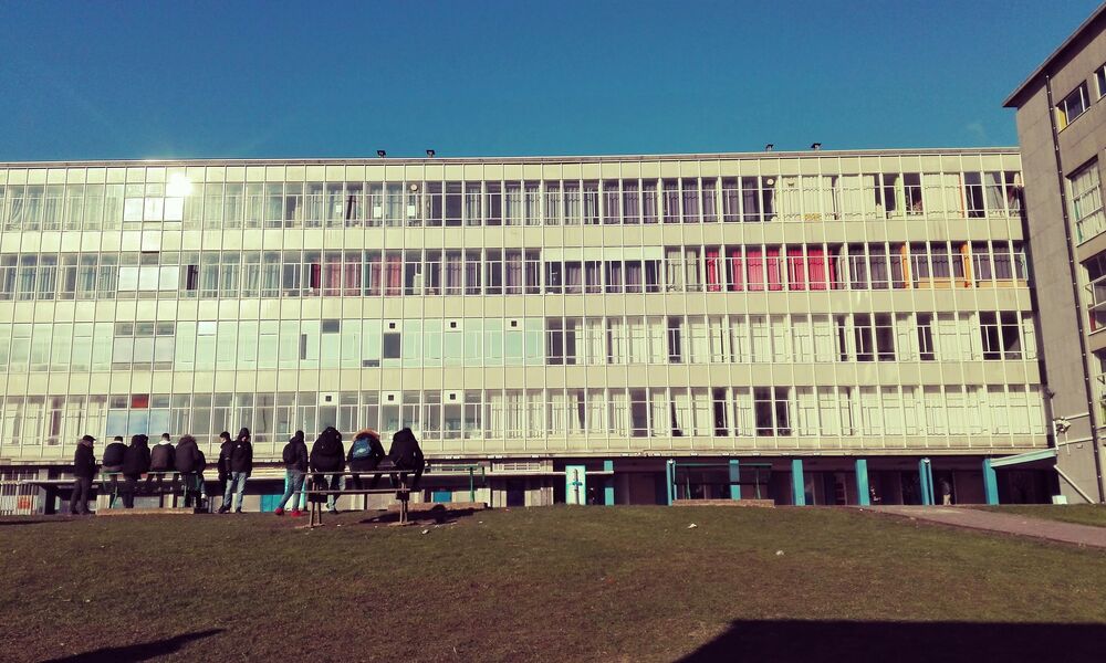 Vue sur le bâtiment de l’école