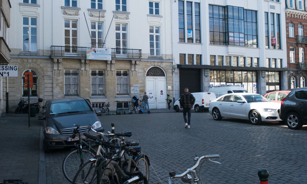 Vue sur l’entrée de l’école Place du nouveau marché aux grains 