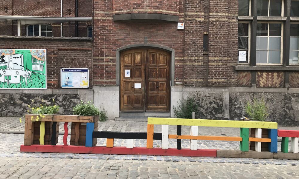 Aménagement temporaire d'un parvis devant l'école primaire Saint-Antoine à Forest