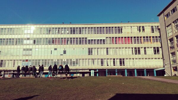 Zicht op het schoolgebouw