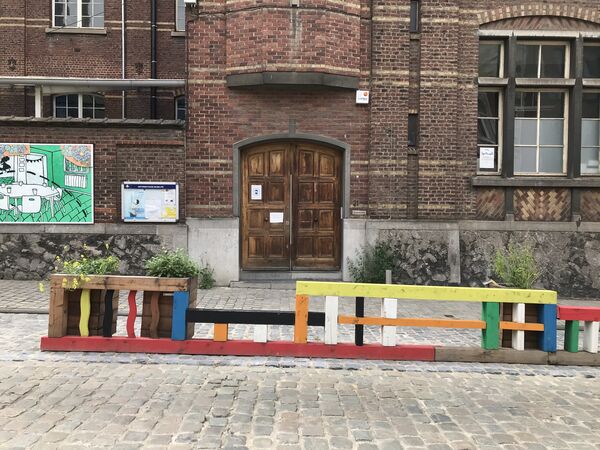 Tijdelijke aanleg van een plein voor de Saint-Antoine lagere school in Vorst