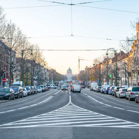 Vue de la basilique de Koekelberg à partir du boulevard Léopold II