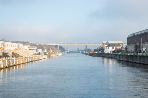 Vue sur le canal depuis le pont de Buda