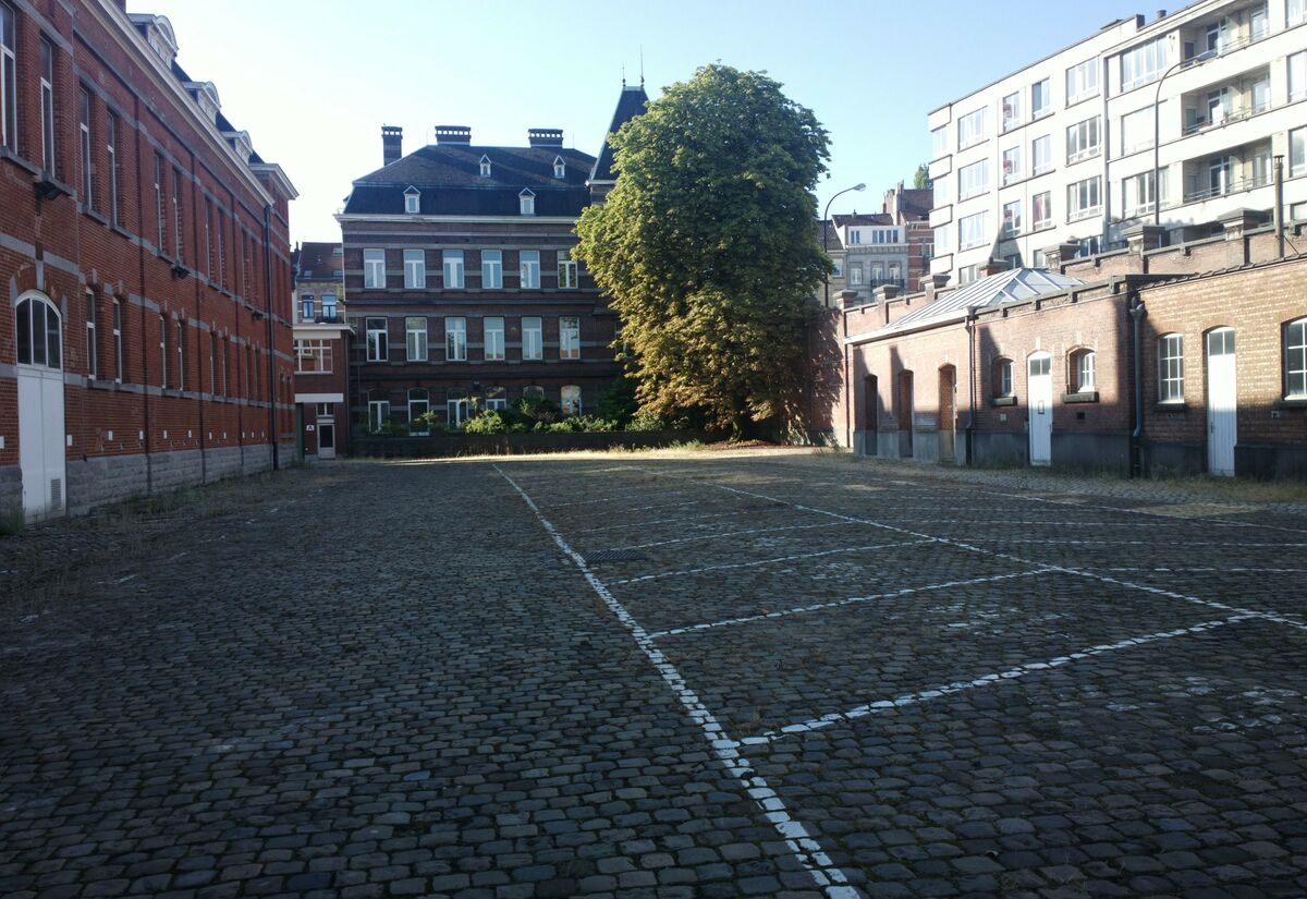 Zicht op de eetzaal van de onderofficieren vanaf de binnenkant van de kazerne (2017)