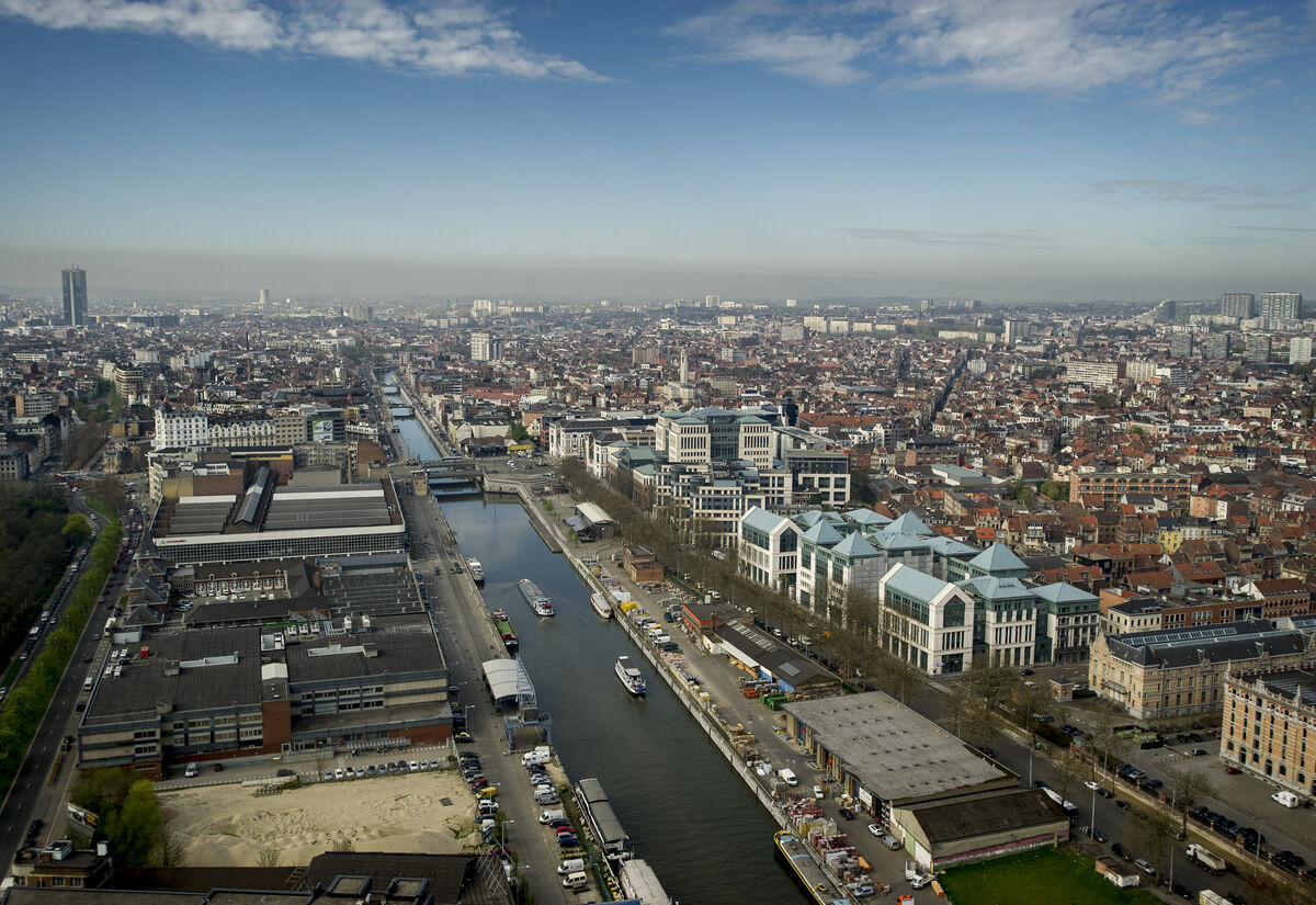 View of the Brussels canal (Quai des péniches - Platform of barges)