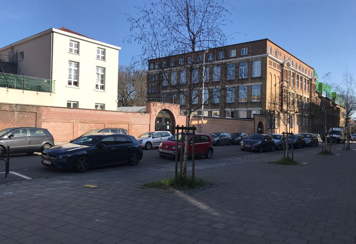 Vue sur les entrées des écoles depuis la rue de Molenbeek 