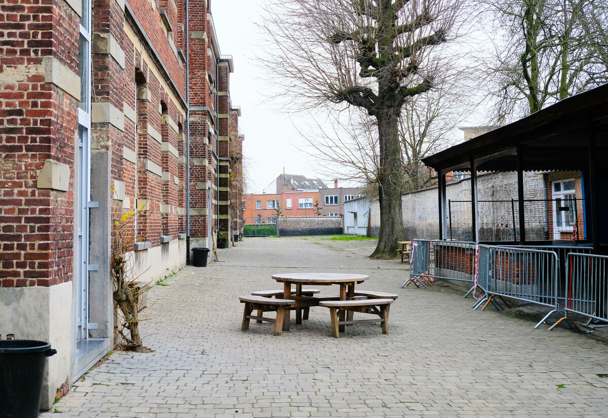 Vue sur la cour de récréation de l’école 