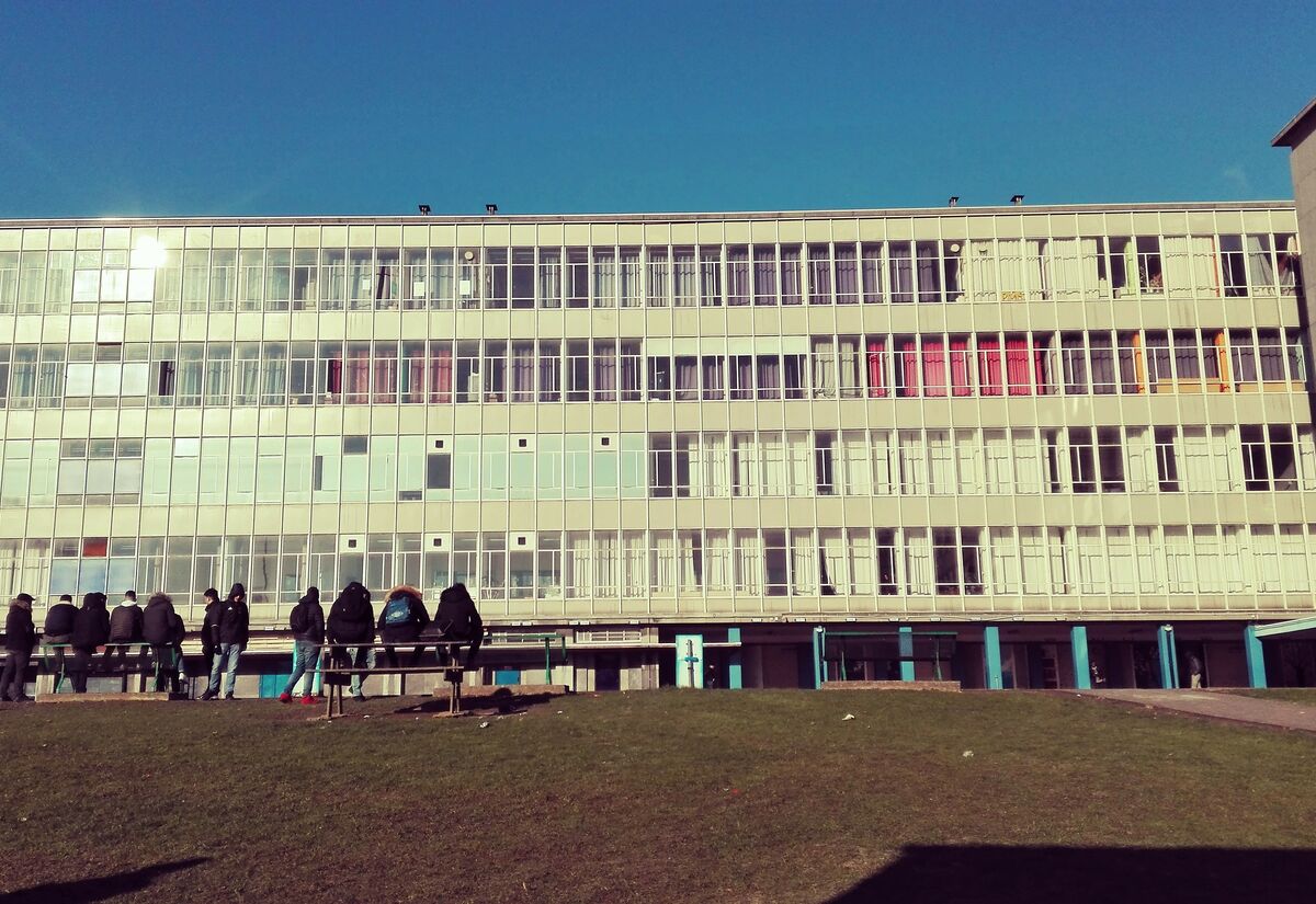 Vue sur le bâtiment de l’école