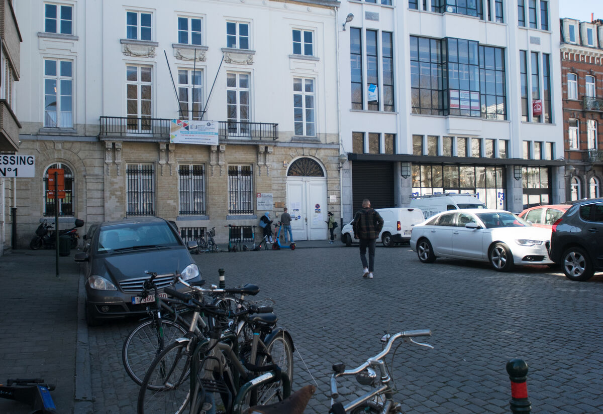 Zicht op de ingang van de school Nieuw graanmarktplein