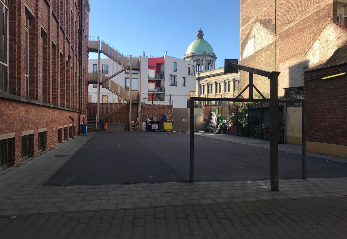 Vue sur la cour de récréation de l’école 